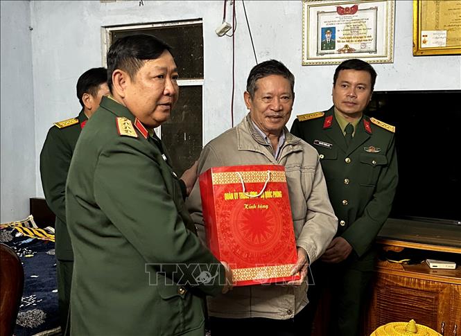 Thượng tướng Huỳnh Chiến Thắng thăm, tặng quà cho gia đình cựu chiến binh Nguyễn Trọng Đải (Vị Xuyên, Hà Giang) bị nhiễm chất độc hóa học tỷ lệ 46%. Ảnh: Đức Thọ - TTXVN