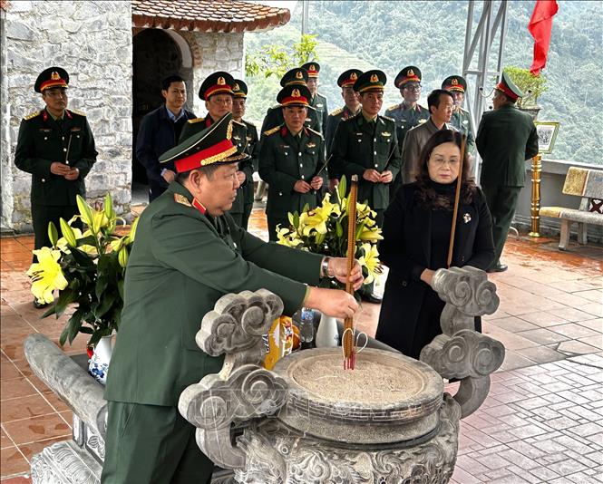 Thượng tướng Huỳnh Chiến Thắng dâng hương, viếng các Anh hùng liệt sĩ tại Đền thờ liệt sĩ Điểm cao 468 (Thanh Thủy, Vị Xuyên, Hà Giang). Ảnh: Đức Thọ - TTXVN