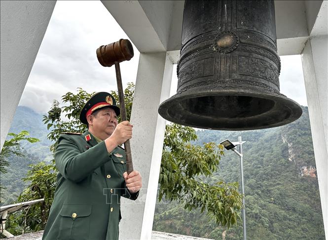Thượng tướng Huỳnh Chiến Thắng thỉnh chuông tại Đền thờ liệt sĩ Điểm cao 468 (Thanh Thủy, Vị Xuyên, Hà Giang). Ảnh: Đức Thọ - TTXVN