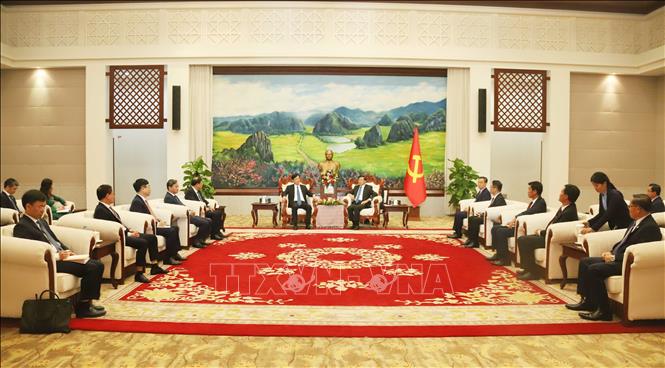 Tổng Bí thư, Chủ tịch nước Lào Thongloun Sisoulithtiếp đồng chí Nguyễn Duy Ngọc và Đoàn. Ảnh: Xuân Tú - PV TTXVN tại Lào