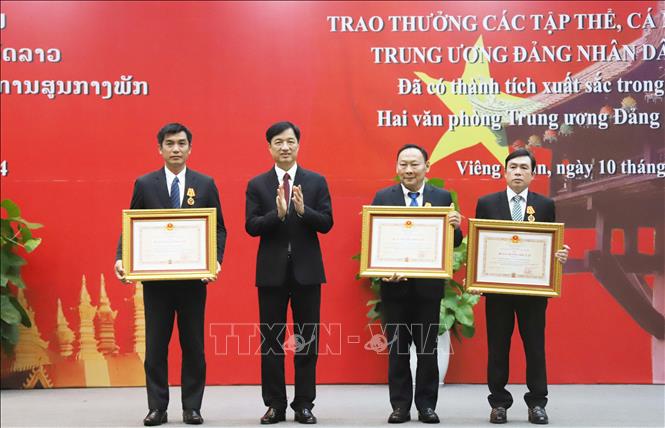 Đồng chí Nguyễn Duy Ngọc trao tặng Huân, Huy chương cho các cá nhân của Văn phòng Trung ương Đảng Nhân dân Cách mạng Lào. Ảnh: Xuân Tú - PV TTXVN tại Lào