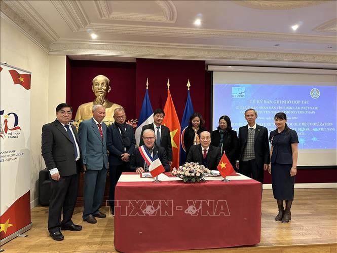 The Central Highlands province of Dak Lak and Nevers city of France’s Nièvre province sign a memorandum of understanding on cooperation between the provinces. VNA Photo: Nguyễn Tuyên