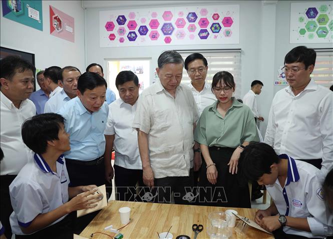 Tổng Bí thư Tô Lâm thăm phòng thực hành giáo dục STEM tại Trường THPT Tràm Chim. Ảnh: Thống Nhất – TTXVN