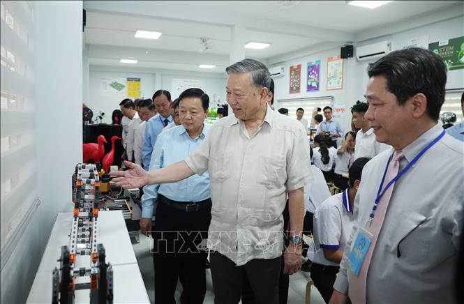 Tổng Bí thư Tô Lâm thăm phòng thực hành giáo dục STEM tại Trường THPT Tràm Chim. Ảnh: Thống Nhất – TTXVN