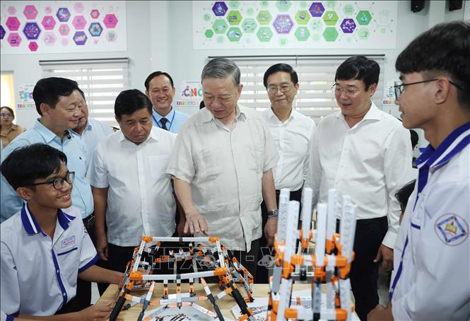 Tổng Bí thư Tô Lâm thăm phòng thực hành giáo dục STEM tại Trường THPT Tràm Chim. Ảnh: Thống Nhất – TTXVN