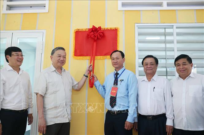 Tổng Bí thư Tô Lâm thực hiện nghi thức khai trương phòng thực hành giáo dục STEM tại Trường THPT Tràm Chim. Ảnh: Thống Nhất – TTXVN