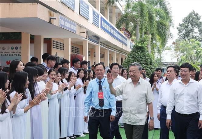Tổng Bí thư Tô Lâm thăm Trường THPT Tràm Chim. Ảnh: Thống Nhất – TTXVN