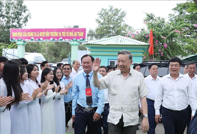 Tổng Bí thư Tô Lâm thăm Trường THPT Tràm Chim. Ảnh: Thống Nhất – TTXVN