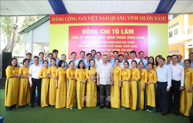 Tổng Bí thư Tô Lâm với các thầy cô giáo tại buổi lễ. Ảnh: Thống Nhất – TTXVN