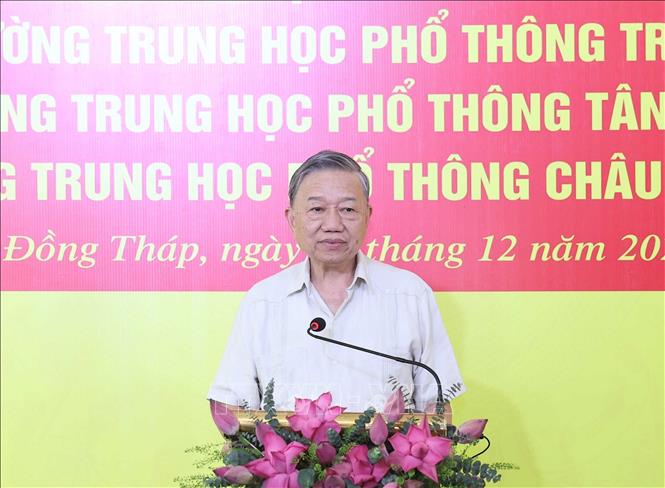 Tổng Bí thư Tô Lâm nói chuyện với các thầy cô giáo và học sinh. Ảnh: Thống Nhất – TTXVN