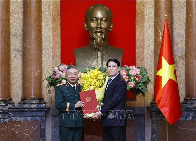 Chủ tịch nước Lương Cường trao Quyết định thăng quân hàm Thượng tướng cho đồng chí Lê Quang Minh, Phó Chủ nhiệm Tổng cục Chính trị Quân đội nhân dân Việt Nam. Ảnh: Lâm Khánh – TTXVN