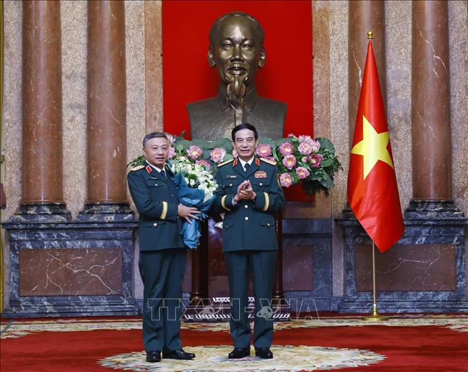 Đại tướng Phan Văn Giang, Uỷ viên Bộ Chính trị, Bộ trưởng Bộ Quốc phòng chúc mừng Thượng tướng Lê Quang Minh, Phó Chủ nhiệm Tổng cục Chính trị Quân đội nhân dân Việt Nam. Ảnh: Lâm Khánh – TTXVN