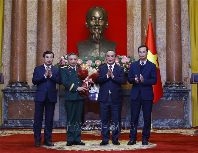 Lãnh đạo Văn phòng Chủ tịch nước, Văn phòng Chính phủ, Văn phòng Quốc hội chúc mừng Thượng tướng Lê Quang Minh, Phó Chủ nhiệm Tổng cục Chính trị Quân đội nhân dân Việt Nam. Ảnh: Lâm Khánh – TTXVN