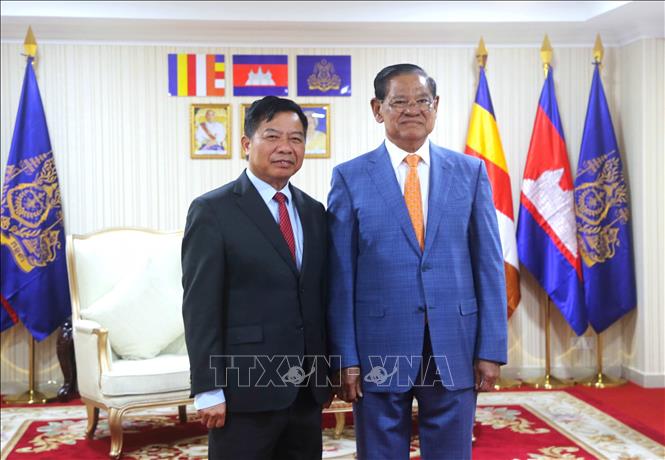 Samdech Krolahom Sar Kheng, Cố vấn tối cao trực tiếp của Quốc vương Norodom Sihamoni (bên phải) tiếp Đại sứ Nguyễn Huy Tăng tại buổi tiếp. Ảnh: Hoàng Minh - PV TTXVN tại Campuchia 
