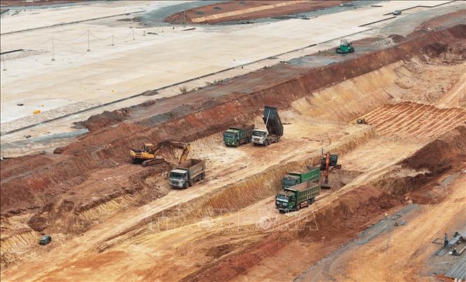 Đường cất hạ cánh, đường lăn, sân đỗ tàu bay sân bay Long Thành đang được đẩy nhanh tiến độ thi công 24/24 dự kiến hoàn thành và khai thác kỹ thuật trước ngày 30/4/2025, vượt tiến độ ba tháng. Ảnh: Hồng Đạt - TTXVN
