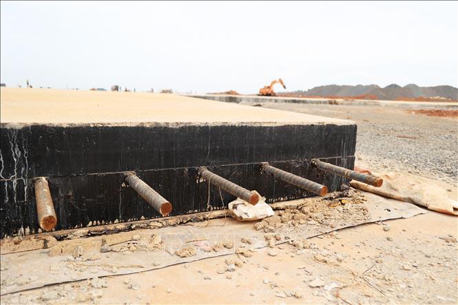 Đổ bê tông đường băng sân bay Long Thành. Ảnh: Hồng Đạt - TTXVN
