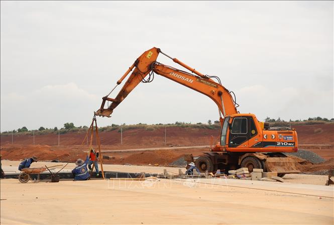 Thi công đường cất hạ cánh, đường lăn, sân đỗ tàu bay thuộc siêu dự án sân bay Long Thành. Ảnh: Hồng Đạt - TTXVN
