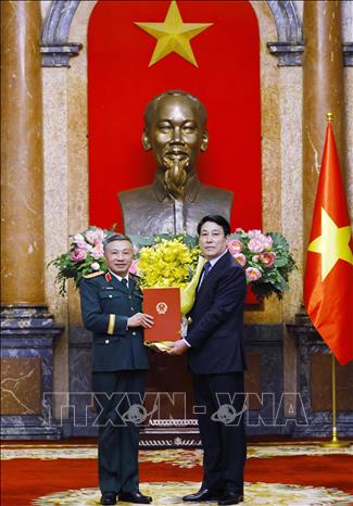 Chủ tịch nước Lương Cường trao Quyết định thăng quân hàm từ Trung tướng lên Thượng tướng cho đồng chí Lê Quang Minh, Phó Chủ nhiệm Tổng cục Chính trị Quân đội nhân dân Việt Nam. Ảnh: Lâm Khánh – TTXVN