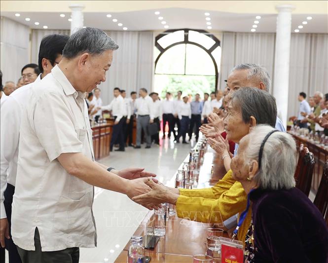 Party General Secretary To Lam gives greetings to Heroic Vietnamese Mothers. VNA Photo: Thống Nhất 