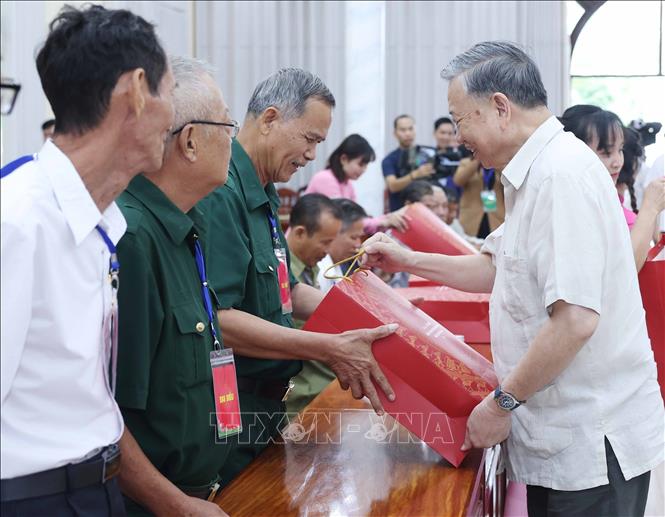 Party General Secretary To Lam presents gifts to the delegates. VNA Photo: Thống Nhất 