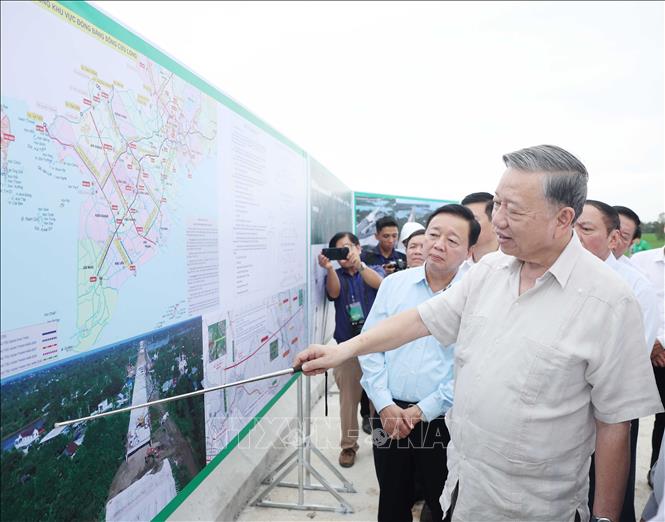 Party General Secretary To Lam inspects the Cao Lanh-An Huu expressway project. VNA Photo: Thống Nhất 