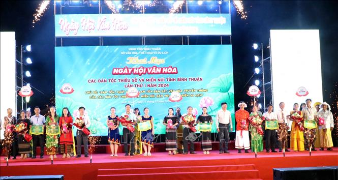 Ban tổ chức tặng hoa cho các đoàn về tham dự ngày hội. Ảnh: Hồng Hiếu- TTXVN