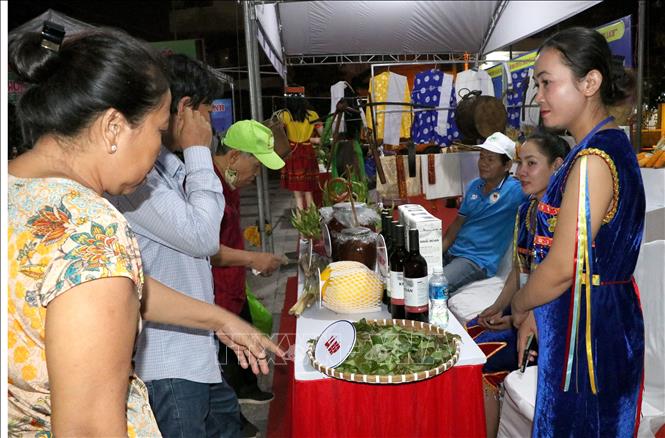 Không gian trưng bày các sản phẩm đặc trưng vùng đồng bào dân tộc thiểu số thu hút người dân. Ảnh: Hồng Hiếu- TTXVN