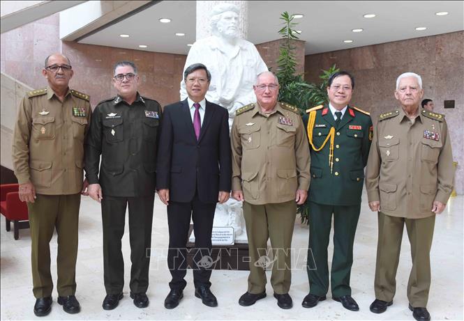 Thượng tướng Alvaro Lopez Miera (thứ 3 từ phải sang), Bộ trưởng MINFAR; Trung tướng Lázaro Alberto Álvarez Casas, Bộ trưởng Nội vụ (thứ 2 từ trái sang), Đại sứ Việt Nam tại Cuba Lê Quang Long (thứ 3 từ trái sang) và các đại biểu chụp ảnh chung. Ảnh: Việt Hùng-P/v TTXVN tại Cuba
 