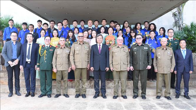 Thượng tướng Álvaro López Miera, Bộ trưởng MINFAR; Trung tướng Lázaro Alberto Álvarez Casas, Bộ trưởng Nội vụ, Đại sứ Việt Nam tại Cuba Lê Quang Long và các đại biểu chụp ảnh chung. Ảnh: Việt Hùng-P/v TTXVN tại Cuba