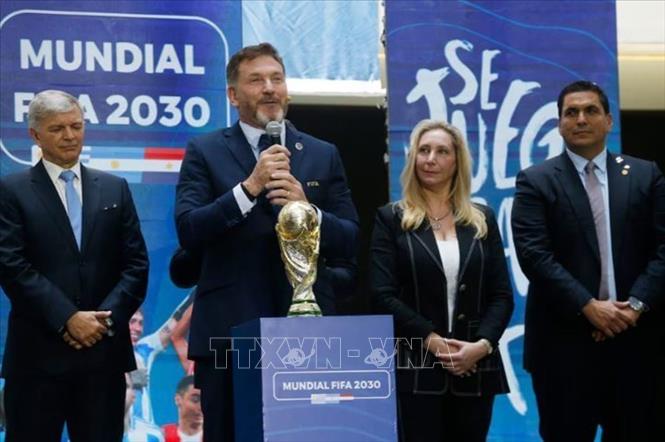 Chủ tịch CONMEBOL Alejandro Dominguez, Chủ tịch Liên đoàn bóng đá Paraguay Robert Harrison, Tổng thư ký Phủ Tổng thống Argentina Karina Milei và Bộ trưởng Thể thao Uruguay Sebastian Bauza tại sự kiện công bố các quốc gia đăng cai tổ chức World Cup 2030. Ảnh: Reuters/TTXVN