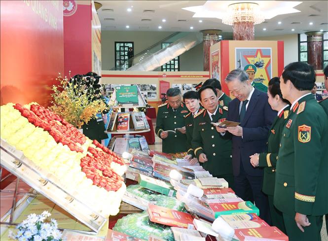 Tổng Bí thư Tô Lâm và các đại biểu xem các ấn phẩm về Tổng cục Chính trị Quân đội nhân dân Việt Nam. Ảnh: Thống Nhất- TTXVN