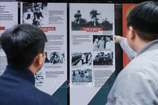 Khách tham quan Trưng bày. Ảnh: Minh Quyết - TTXVN