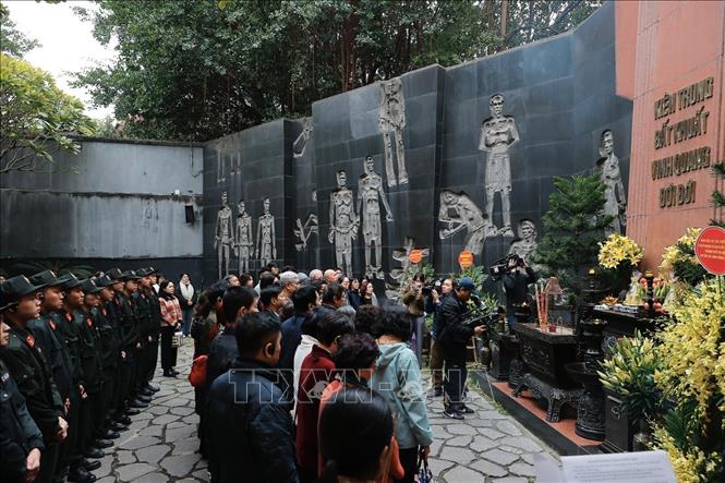 Đại biểu dâng hương, tưởng niệm các chiến sỹ cách mạng đã hy sinh tại Nhà tù Hỏa Lò. Ảnh: Minh Quyết – TTXVN