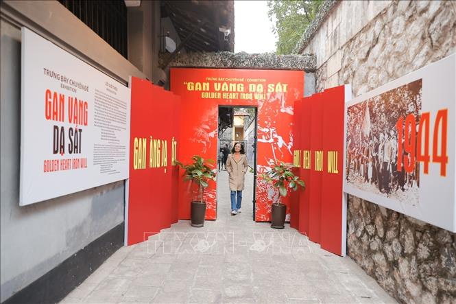 Khách tham quan Trưng bày. Ảnh: Minh Quyết - TTXVN