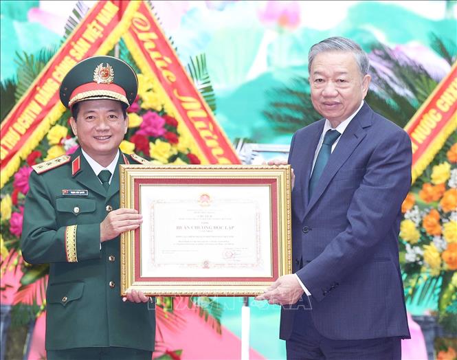 Tổng Bí thư Tô Lâm trao tặng Huân chương Độc lập hạng Nhất cho Tổng cục Chính trị Quân đội nhân dân Việt Nam. Ảnh: Thống Nhất - TTXVN