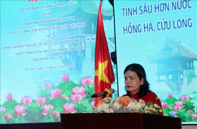 Bà Y Ngọc, Ủy viên Ban Thường vụ Tỉnh ủy, Phó Chủ tịch UBND tỉnh Kon Tum phát biểu tại Hội nghị. Ảnh: Cao Nguyên - TTXVN
