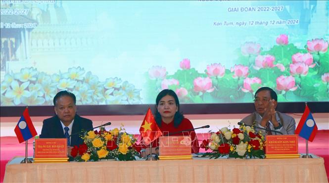 Lãnh đạo ba tỉnh đồng chủ trì hội nghị. Ảnh: Cao Nguyên - TTXVN
