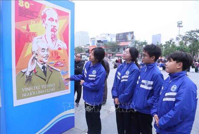 Học sinh trường THCS Ngô Quyền, quận Lê Chân, Hải Phòng xem Triển lãm. Ảnh: Minh Thu- TTXVN