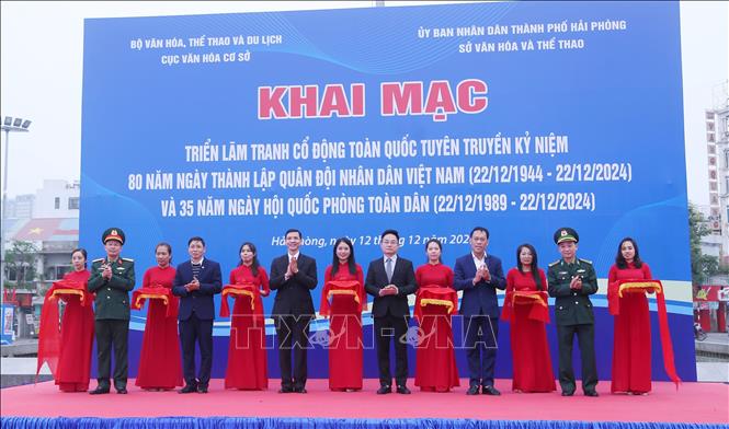Các đại biểu cắt băng khai mạc Triển lãm. Ảnh: Minh Thu - TTXVN