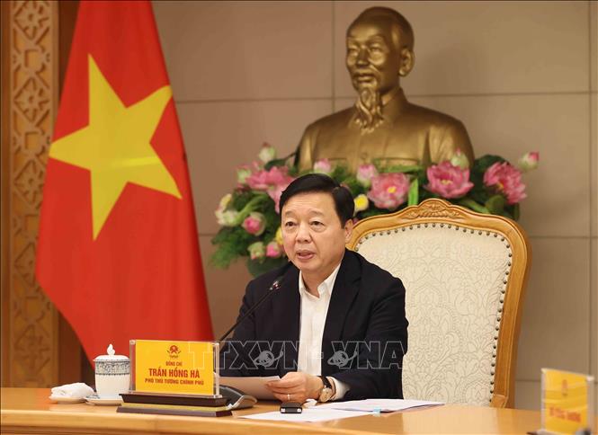 Deputy Prime Minister Tran Hong Ha speaks at the meeting. VNA Photo: An Đăng