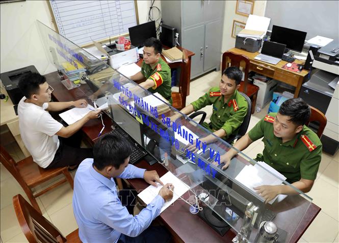 Người dân thực hiện thủ tục hành chính tại xã Yên Dương, huyện Tam Đảo, tỉnh Vĩnh Phúc. Ảnh: Hoàng Hùng -TTXVN