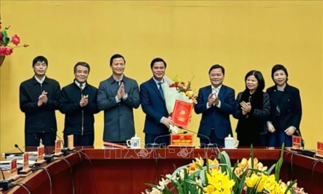 Các đồng chí trong Thường trực Tỉnh ủy Bắc Ninh cùng các đại biểu tặng hoa chúc mừng ông Lê Xuân Lợi. Ảnh: TTXVN phát