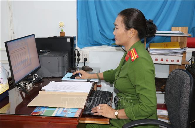 Trung tá Đinh Thị Thoa, cán bộ Đội Cảnh sát quản lý hành chính về trật tự xã hội Công an huyện Châu Thành, tỉnh Tiền Giang. Ảnh: Hữu Chí - TTXVN