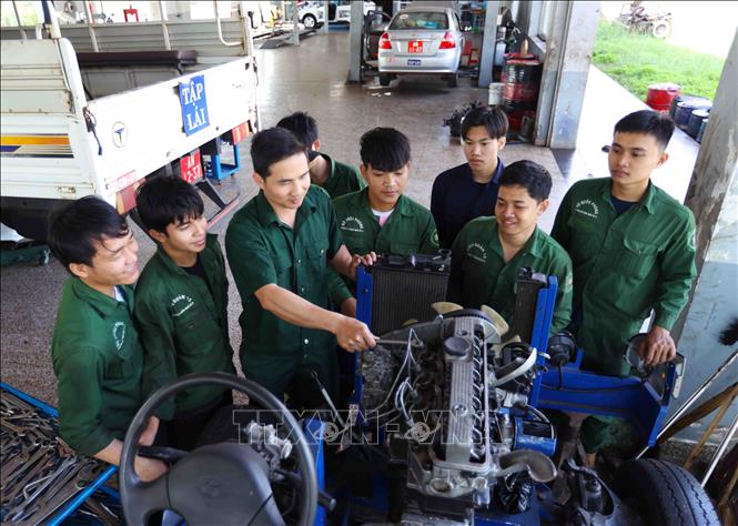 Học viên ngành sửa chữa ô tô của Trường Trung cấp nghề số 21 (Binh đoàn 15) ở thành phố Pleiku, tỉnh Gia Lai. Ảnh: Vũ Sinh - TTXVN