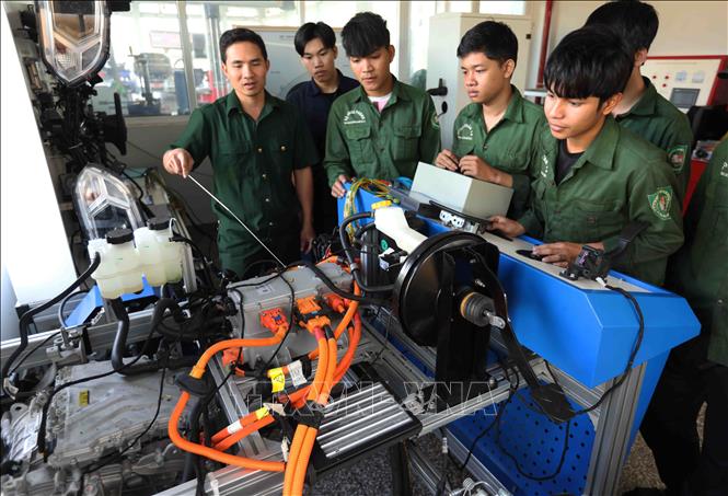 Học viên ngành sửa chữa ô tô của Trường Trung cấp nghề số 21 (Binh đoàn 15) ở thành phố Pleiku, tỉnh Gia Lai. Ảnh: Vũ Sinh - TTXVN