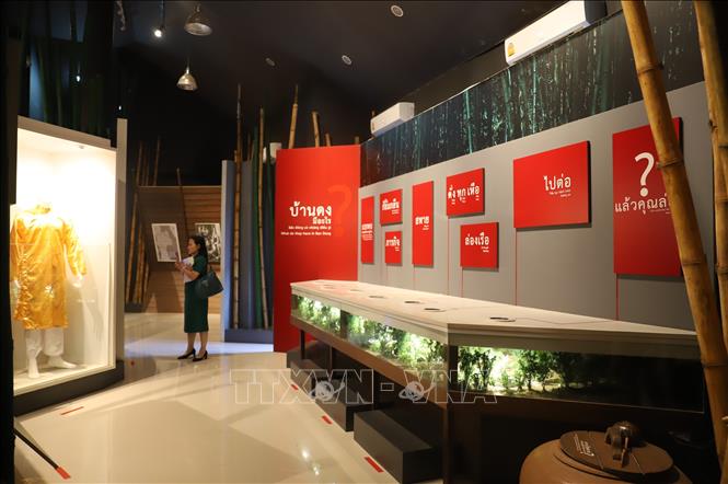 Khách tham quan tìm hiểu về lịch sử địa phương gắn với quá trình hoạt động của Chủ tịch Hồ Chí Minh tại Bảo tàng Bản Đông Hồ Chí Minh. Ảnh: Đỗ Sinh - PV TTXVN tại Thái Lan
