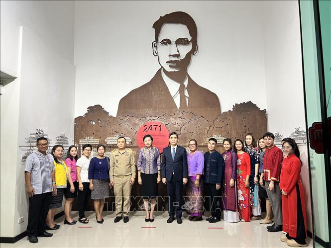 Đại sứ Phạm Việt Hùng (đứng giữa) chụp ảnh lưu niệm với lãnh đạo, đại diện chính quyền địa phương và cán bộ nhân viên Bảo tàng Bản Đông Hồ Chí Minh. Ảnh: Đỗ Sinh - P/V TTXVN tại Thái Lan
