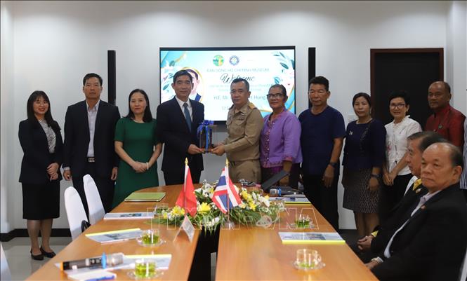 Ông Witthaya Singlor, Thư ký thường trực Tổ chức hành chính xã Pamakap, thay mặt chính quyền địa phương nhận quà lưu niệm của đoàn công tác Đại sứ quán Việt Nam. Ảnh: Đỗ Sinh - PV TTXVN tại Thái Lan
