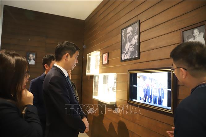 Đại sứ Phạm Việt Hùng tham quan Bảo tàng Bản Đông Hồ Chí Minh. Ảnh: Đỗ Sinh - PV TTXVN tại Thái Lan

