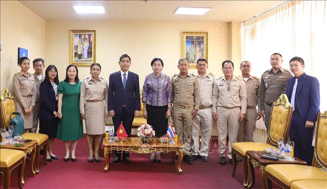 Đoàn công tác Đại sứ quán Việt Nam do Đại sứ Phạm Việt Hùng dẫn đầu chụp ảnh lưu niệm với lãnh đạo và đại diện các ban ngành tỉnh Phichit, Ảnh: Đỗ Sinh - PV TTXVN tại Thái Lan
